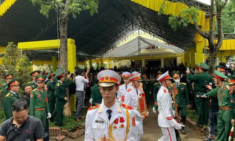 Hàng ngàn người tiễn biệt 13 liệt sĩ hy sinh tại Rào Trăng